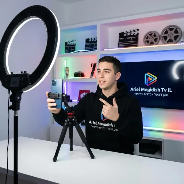 יוצר מצלם סרטון טיקטוק עם תאורת טבעת מקצועית וסמארטפון